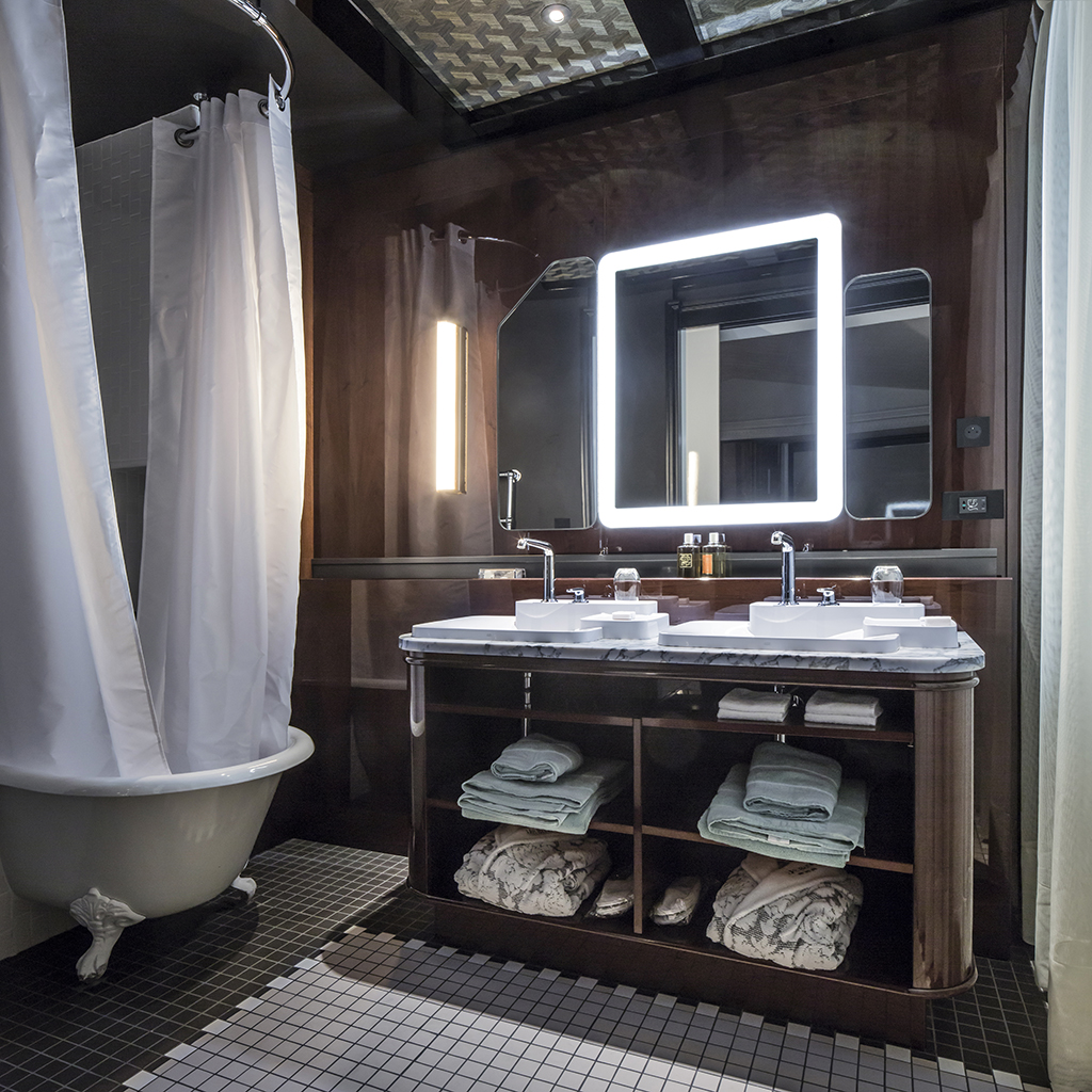 LES BAINS — photo 22